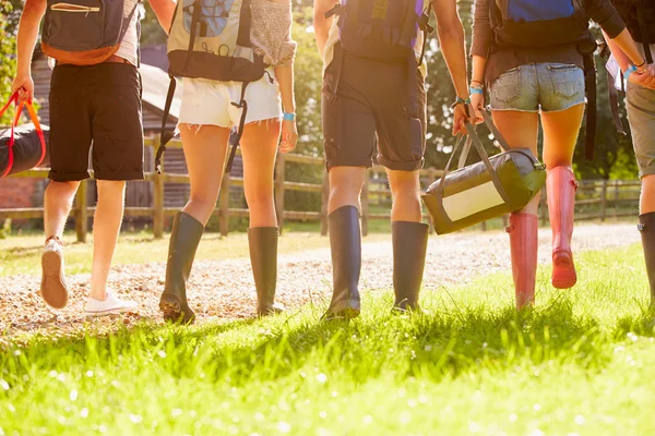 Gente que va de camping en el Festival de Música — Foto de Stock