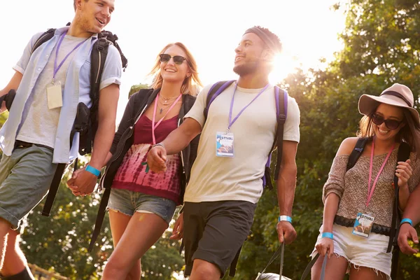 Mensen die kamperen op muziekfestival — Stockfoto