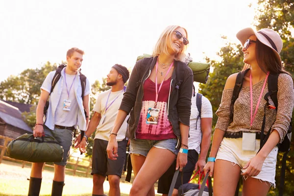 Gente que va de camping en el Festival de Música — Foto de Stock