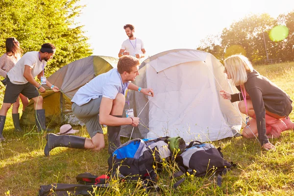 Venner som kaster telter på campingferie – stockfoto