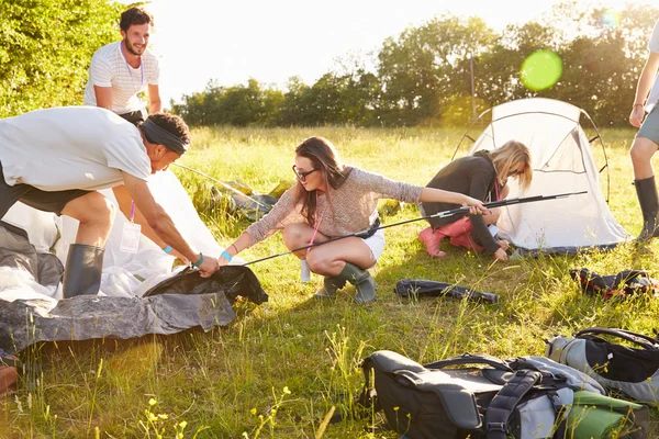 Venner som kaster telter på campingferie – stockfoto