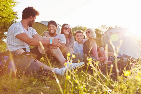 Amigos Relajarse en el camping —  Fotos de Stock