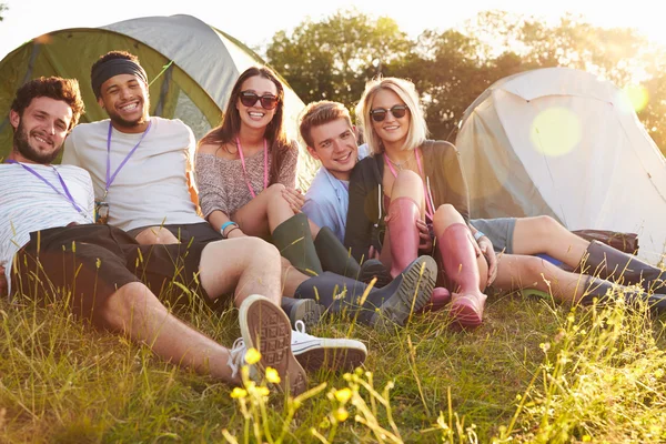 Vänner avkopplande på Camping — Stockfoto