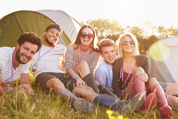 Amigos relaxando no acampamento — Fotografia de Stock