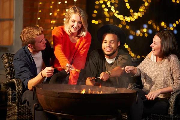 Groep vrienden koken worst — Stockfoto