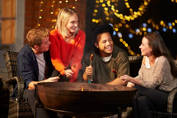 Groep vrienden koken worst — Stockfoto