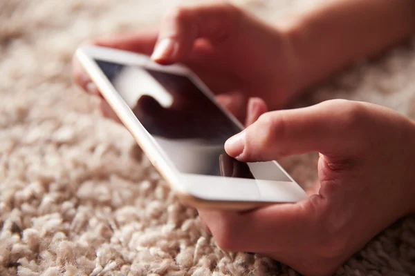 Manos usando un teléfono inteligente — Foto de Stock