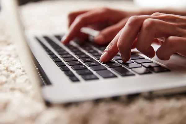 Handen met een laptopcomputer — Stockfoto