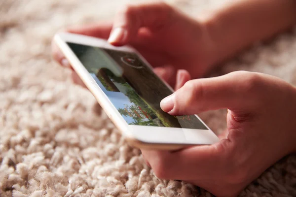 Mãos a jogar um jogo num smartphone — Fotografia de Stock