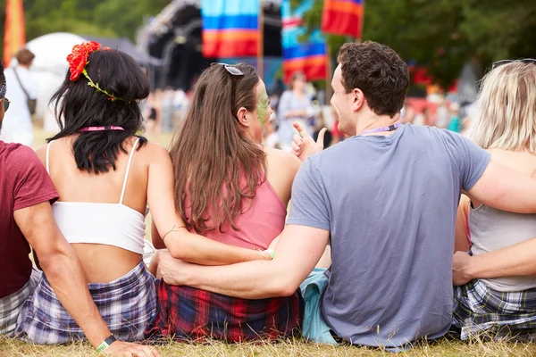 Bir müzik festivalinde oturan genç insanlar — Stok fotoğraf