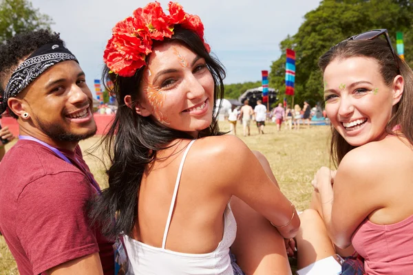 Happy young people at a music festival — Stock Photo, Image