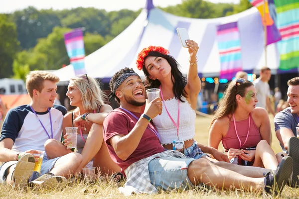 Venner som tar selfie på en musikkfestival – stockfoto