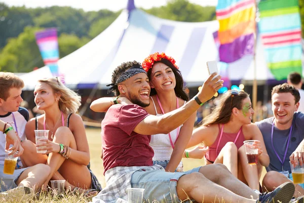 Vänner att ta selfie på en musikfestival — Stockfoto