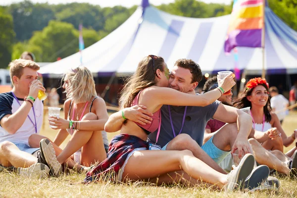 Couples embracing at a music festival — Stock Photo, Image