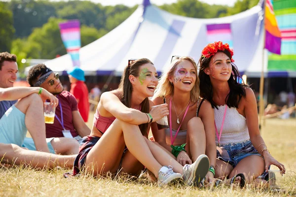 Friends watching a gig at a music festival — Stock Photo, Image