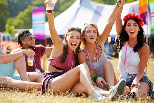 Amigos vitoreando en un festival de música — Foto de Stock