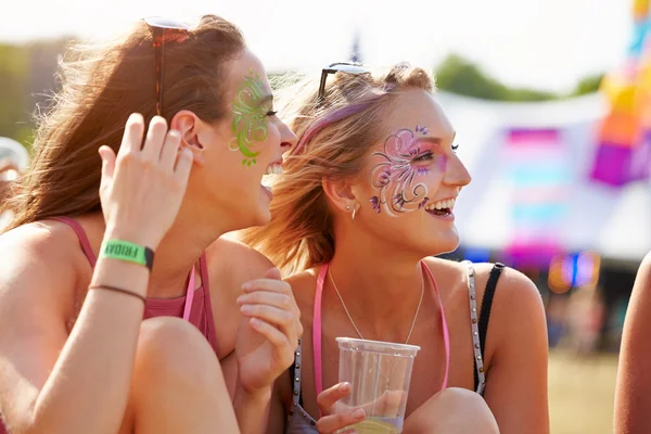 Vänner på musikfestival — Stockfoto