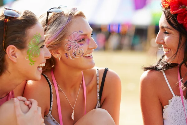 Friends at music festival — Stock Photo, Image