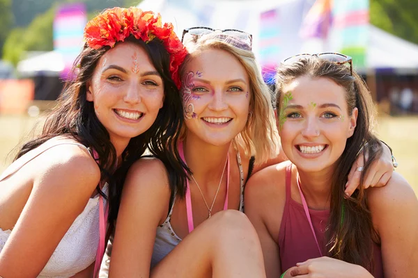 Tre venner på en musikkfestival – stockfoto