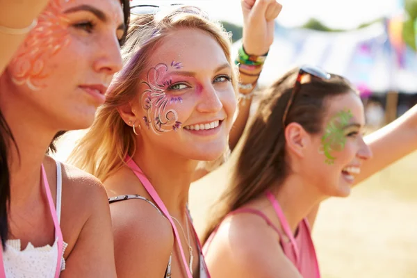 Tre venner på en musikkfestival – stockfoto