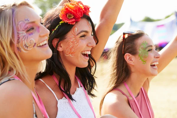 Three friends at a music festival — Stock Photo, Image
