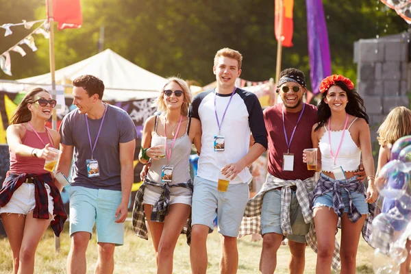 Friends walking through a music festival — Stock Photo, Image