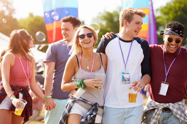 Venner går gjennom en musikkfestival – stockfoto