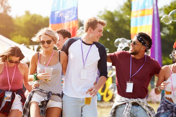 Venner går gjennom en musikkfestival – stockfoto