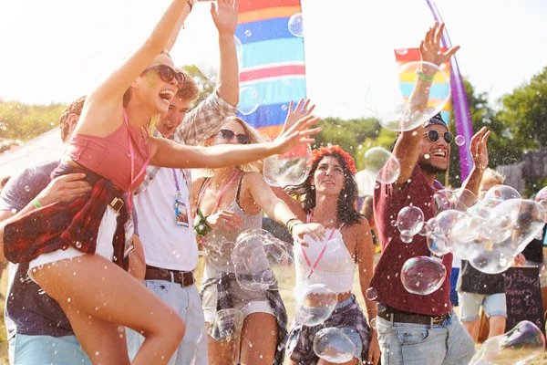 Amigos en un festival de música — Foto de Stock