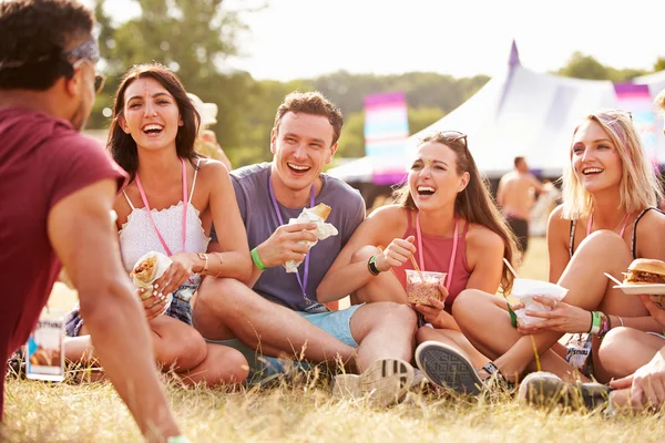 Vrienden eten op muziekfestival — Stockfoto