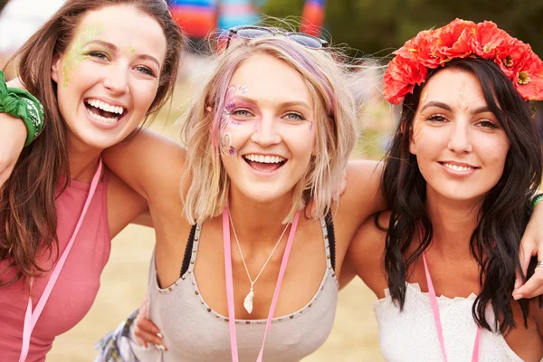 Amigas em um festival de música — Fotografia de Stock