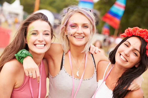 Kvinnliga vänner på en musikfestival — Stockfoto