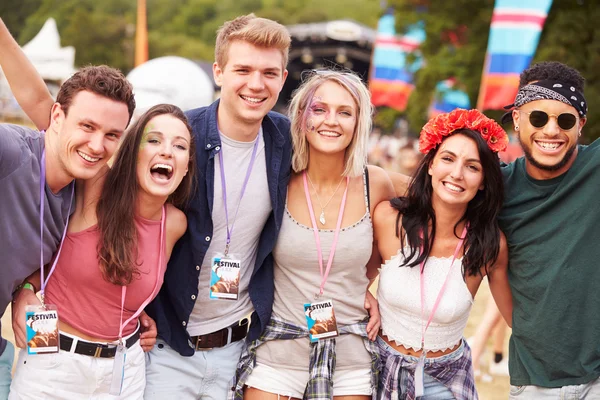 Amis traînant à un festival de musique — Photo