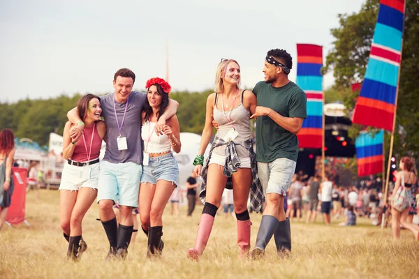 Vrienden lopen door een muziekfestival — Stockfoto