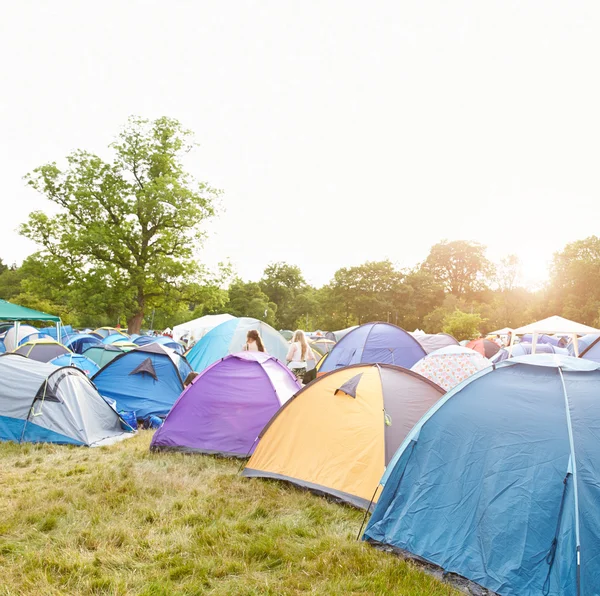 Tenten op een muziekfestival camping — Stockfoto