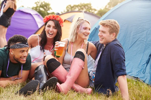 Vrienden plezier op een muziekfestival — Stockfoto