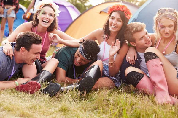 Vänner har kul på en musikfestival — Stockfoto