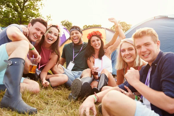 Vrienden plezier op een muziekfestival — Stockfoto