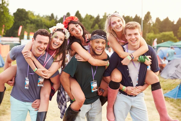 Friends at music festival campsite — Stock Photo, Image