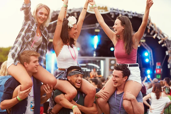 Amigos divirtiéndose en un festival de música — Foto de Stock