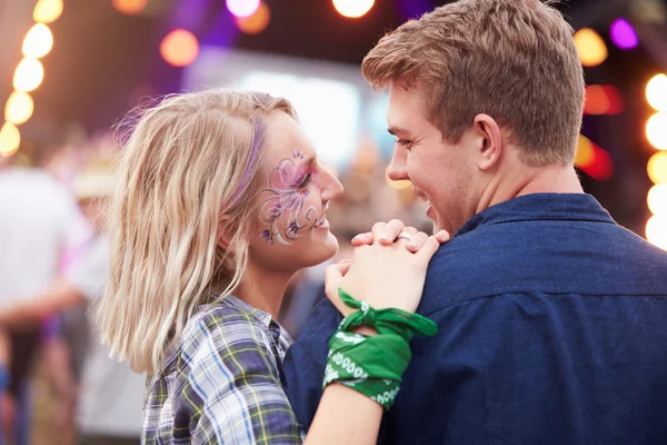 Par i publikum på musikkfestival – stockfoto