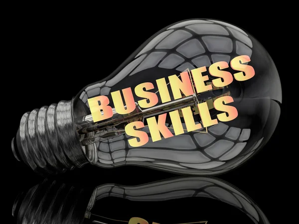 Business Skills - лампочка на черном фоне с текстом в ней. Трехмерная иллюстрация . — стоковое фото