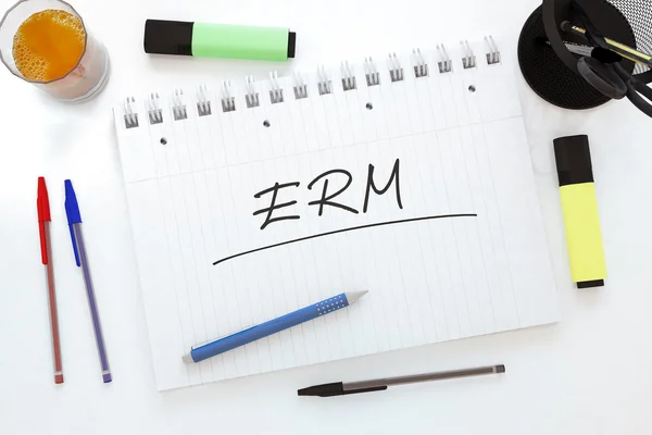 Äh - Enterprise Risk oder Ressourcenmanagement - handschriftlicher Text in einem Notizbuch auf dem Schreibtisch - 3D-Darstellung. — Stockfoto