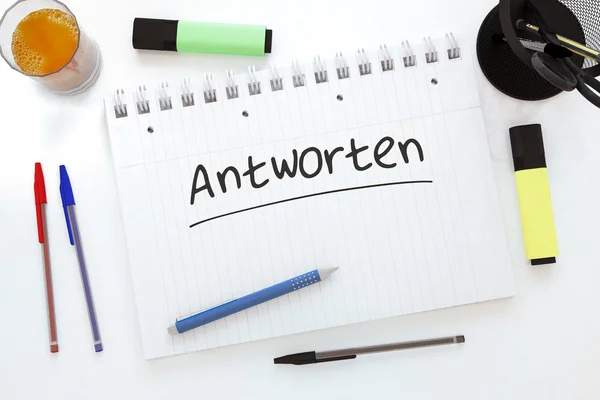 Antworten - deutsches Wort für Antwort oder Antwort - handschriftlicher Text in einem Notizbuch auf dem Schreibtisch - 3D-Darstellung. — Stockfoto