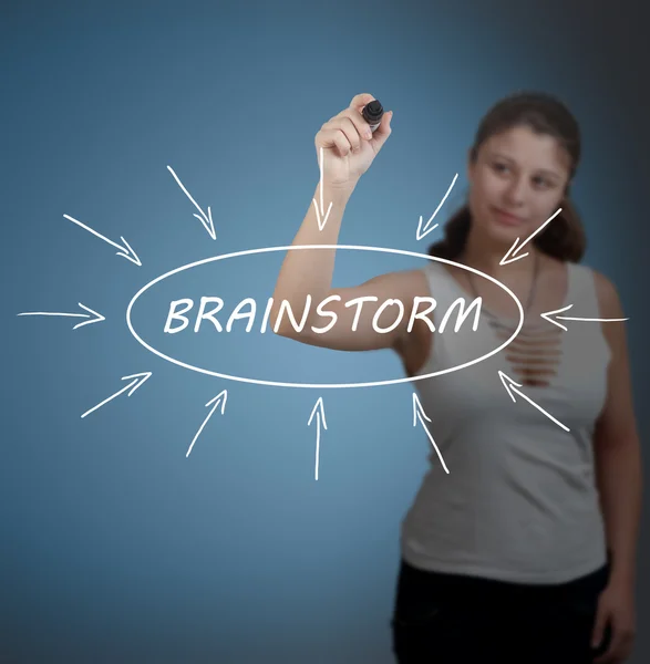 Brainstorm - jovem empresária desenho conceito de informação sobre quadro branco transparente na frente dela . — Fotografia de Stock
