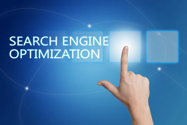 Search Engine Optimization - mão pressionando botão na interface com fundo azul . — Fotografia de Stock