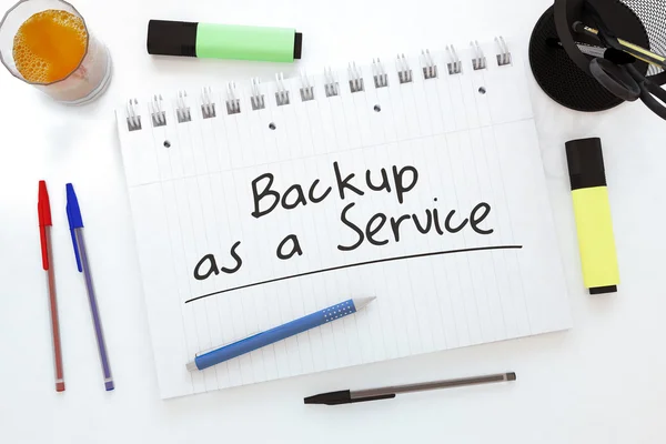Back-up als een Service - handgeschreven tekst in een notitieblok op een bureau - 3d render-afbeelding. — Stockfoto