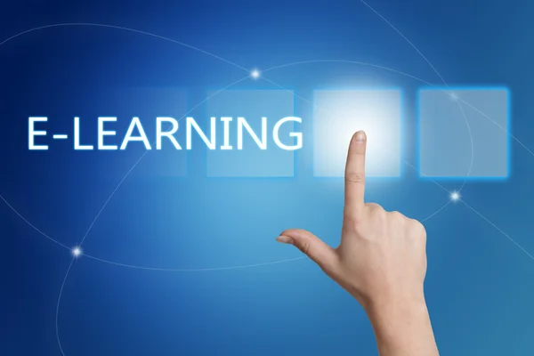 E-Learning - ручное нажатие кнопки на интерфейсе с синим фоном . — стоковое фото