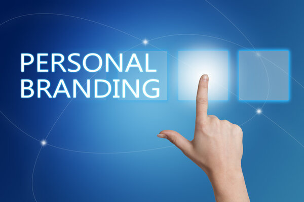 Персональный брендинг - ручное нажатие кнопки на интерфейсе с синим фоном
.