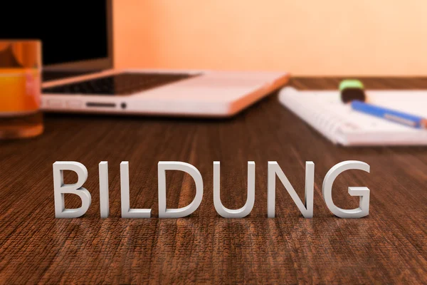 Bildung mot allemand pour l'éducation lettres sur bureau en bois avec ordinateur portable et un ordinateur portable. Illustration de rendu 3D . — Photo